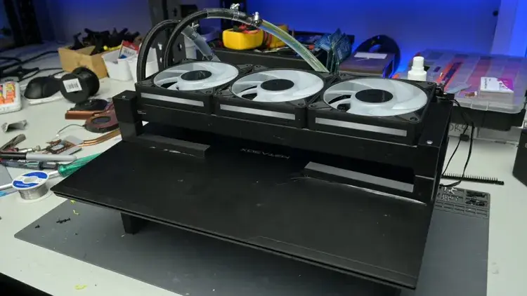 Absurd! Modder Pasang Radiator 360mm ke Laptop, Suhu Turun Drastis