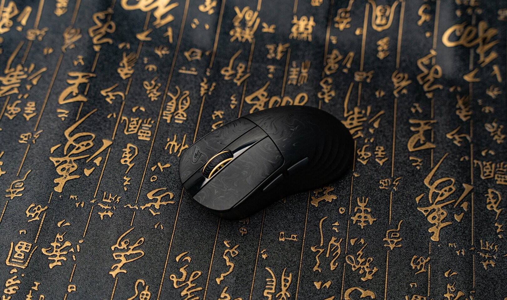 Epomaker Carbonis: Mouse Gaming Carbon Fiber, Ada Layarnya