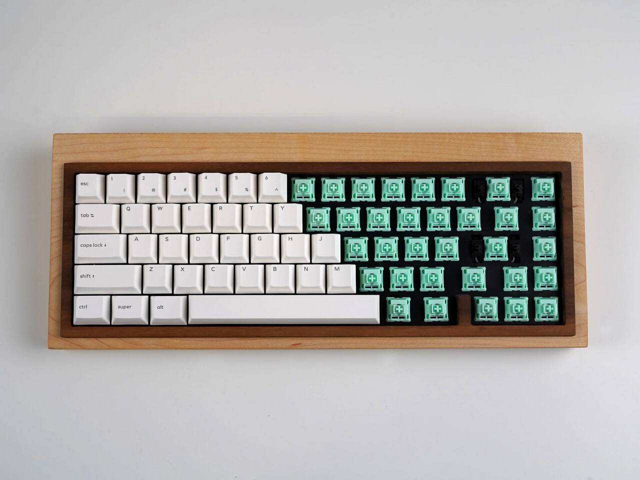 CannonKeys Wood Bakeneko65: Keyboard Kayu Seharga Motor Bekas