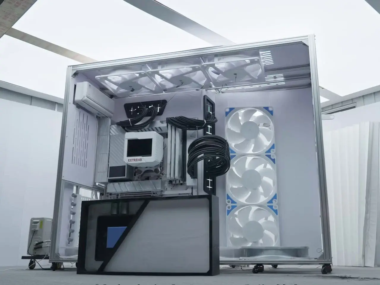 Modder Ini Bikin PC Segede Gambreng, Orang Bisa Masuk ke Dalem